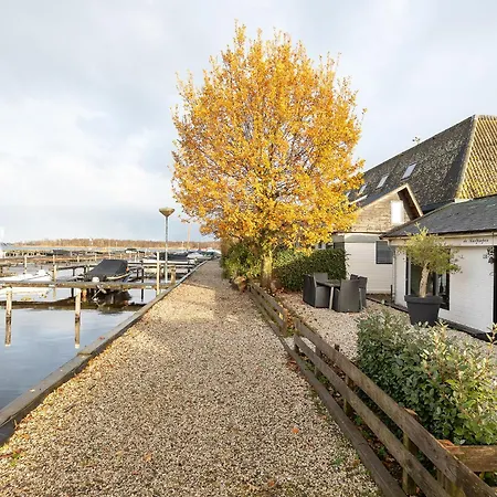 Woonboot De Rietpieper 船屋 *